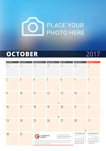 Fali naptár Planner a 2017 év. Vektor tervez nyomtatvány mintadeszka-val hely részére fénykép és jegyzék. Fázisai a Hold. A hét hétfővel kezdődik. 3 hónapok-ra oldal. Október 2017 — Stock Vector