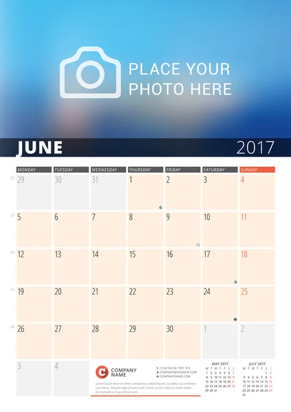 Планировщик календаря на 2017 год. Шаблон для печати векторного дизайна с местом для фотографий и заметок. Фазы Луны. Начинается в понедельник. 3 месяца на странице. Июнь 2017 — стоковый вектор