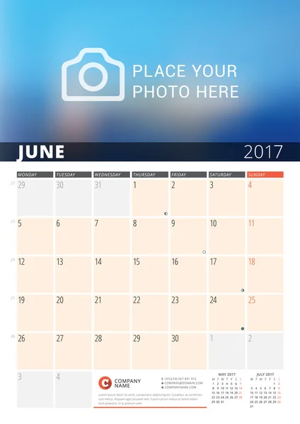 Planificador de calendario de pared para 2017 Año. Plantilla de impresión de diseño vectorial con lugar para fotos y notas. Fases de la Luna. La semana empieza el lunes. 3 meses en la página. Junio de 2017 — Vector de stock