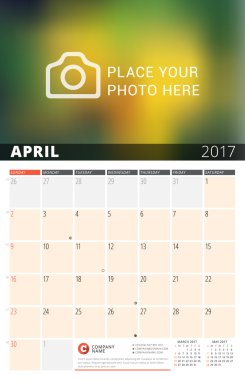 2017 Yılı Duvar Takvimi Planlayıcısı. Fotoğraf ve Notlar için Yer ile Vektör Tasarım Yazdırma Şablonu. Ayın evreleri. Hafta Pazar başlar. Sayfada 3 Ay. Nisan 2017