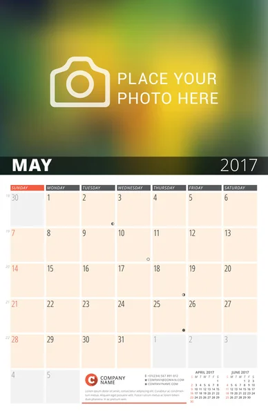 Wall kalender Planner för 2017 år. Vektor design Skriv ut mall med plats för foto och anteckningar. Månens faser. Veckan startar söndagen. 3 månader på sidan. Maj 2017 — Stock vektor