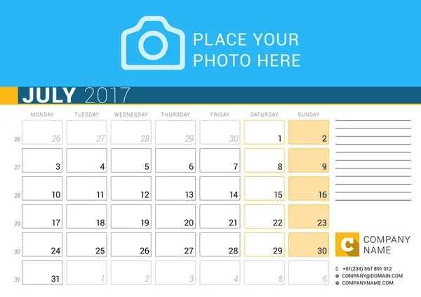 Calendrier de bureau pour 2017 Année. Juillet. Modèle d'impression vectoriel avec place pour la photo, le logo et les coordonnées. La semaine commence lundi. Grille de calendrier avec numéros de semaine et place pour les notes — Image vectorielle