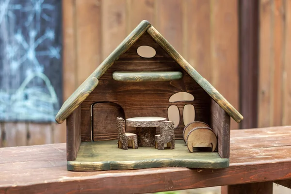 小木制手工玩具店 为孩子们手工制作的木制华尔道夫玩具 有桌子 椅子和床的开放式森林小木屋 — 图库照片