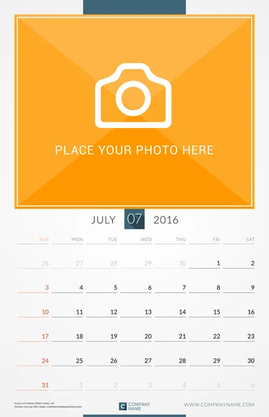 Julho de 2016. Calendário mensal de parede para 2016 Ano. Modelo de impressão de design vetorial com lugar para foto. A semana começa no domingo. Orientação de Retrato —  Vetores de Stock