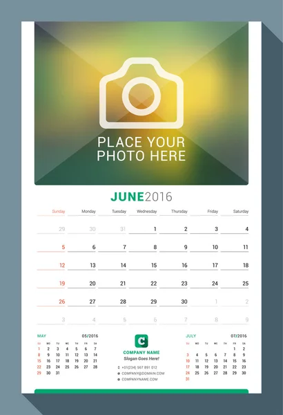Junho de 2016. Calendário mensal de parede para 2016 Ano. Modelo de impressão de design vetorial com lugar para foto. A semana começa no domingo. 3 Meses na página —  Vetores de Stock