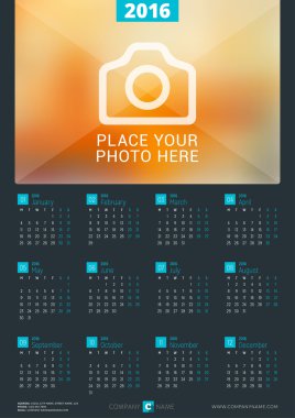 Duvar takvimi Poster 2016 yıl için. Vektör tasarım yer için fotoğraf yazdırma şablonu. Hafta başlıyor Pazartesi
