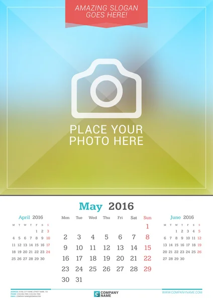 Maio de 2016. Calendário mensal de parede para 2016 Ano. Modelo de impressão de design vetorial com lugar para foto. A semana começa segunda-feira. 3 Meses na página —  Vetores de Stock