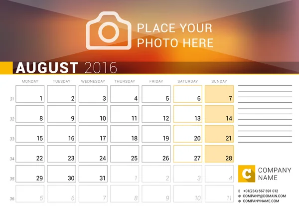 Calendário de Mesa para 2016 Ano. Agosto. Modelo de impressão de design vetorial com lugar para foto, logotipo e informações de contato. A semana começa segunda-feira. Grade de calendário com números de semana e lugar para notas —  Vetores de Stock