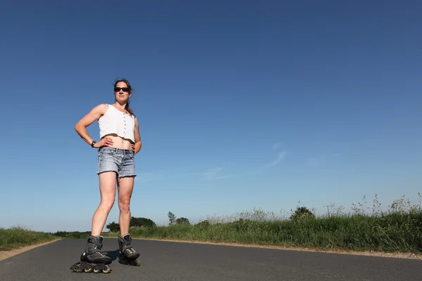 Giovane Rollerblading donna — Foto Stock