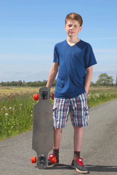 Мальчик с длинной доской — стоковое фото