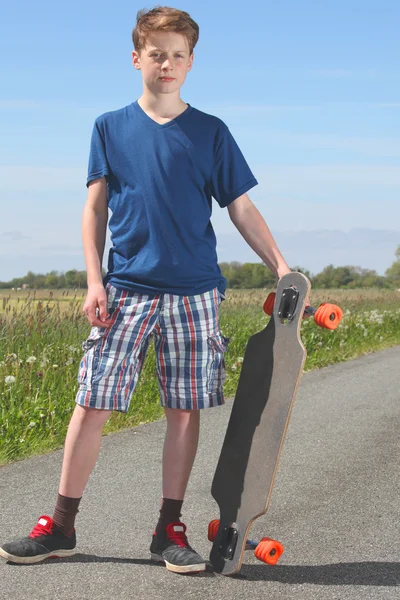 Menino com longboard — Fotografia de Stock