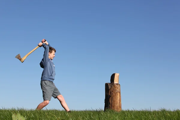 Jongen hakt hout — Stockfoto