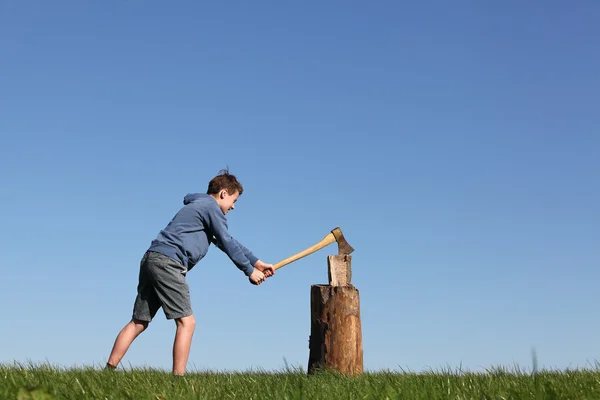 Chlapec kotlety dřevo — Stock fotografie