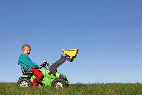 Іграшковий трактор з дівчиною — стокове фото