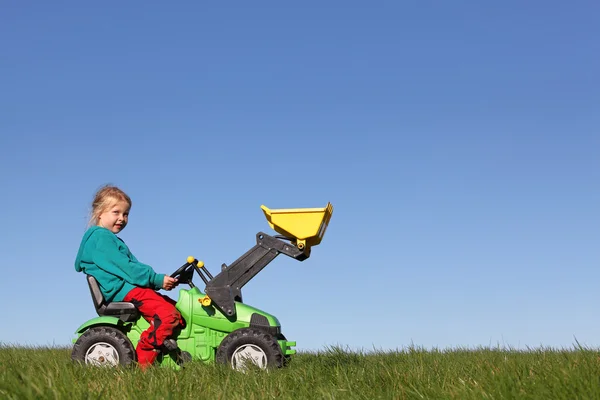 Leksak traktorn med Tjej — Stockfoto