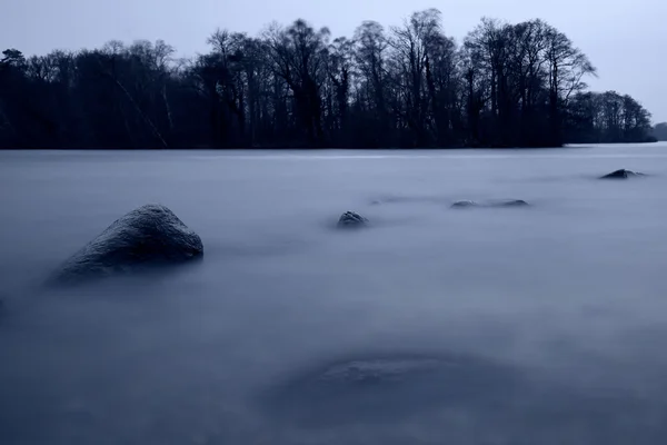Quelques rochers dans l'eau — Photo