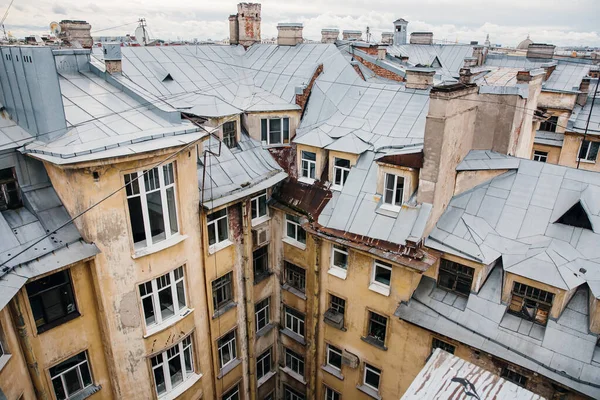 St. Petersburg 'un avlusu, manzarası çok güzel. Eski şehrin teneke çatıları.