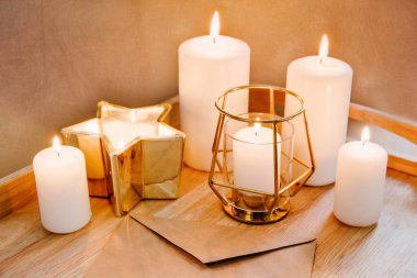 Noel konsepti. Tebrik kartı ve kahverengi arka planda yanan mumlar. Metnin için boş yer.