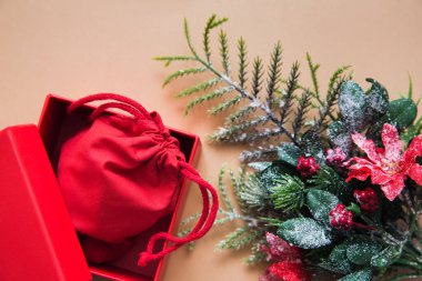 Noel kompozisyonu. Noel ağacı dalı ve bej arka planda hediye paketi, üst manzara. Düz yatıyordu.