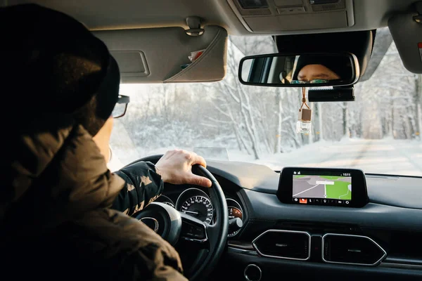 Jongeman Een Zwarte Moderne Auto Reizen Alleen Concept Rijplezier — Stockfoto