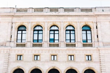 Dış görünüşün bir parçası, güzel eski Avrupa binasının detayları. Rönesans tarzında Avrupa mimarisi.