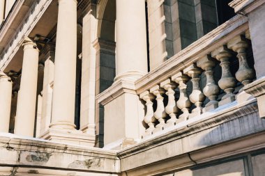 Ön cephe detayları, eski Avrupa taş binasının sütunları. Rönesans tarzında Avrupa mimarisi.