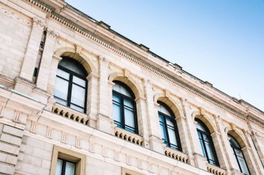 Dış görünüşün bir parçası, güzel eski Avrupa binasının detayları. Neo Rönesans tarzında Avrupa mimarisi.