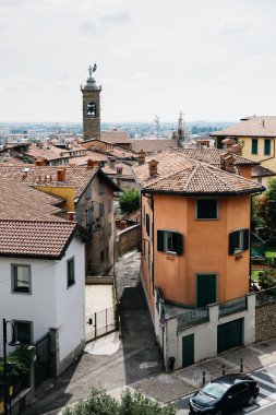 Eski İtalyan şehri Bergamo 'nun en iyi ev ve sokak manzarası. Şehir panoraması.