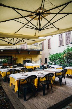 İtalya 'da sokak restoranında kimsenin olmadığı boş masalar. Ziyaretçi eksikliği, restoran iflası. Seçici odak.