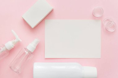 Cilt bakım şablonu. Güzellik konsepti. Pembe arka planda cilt bakım ürünleri, şişeler, sprey ve sabun. Metin için boş alan, kopyalama alanı.