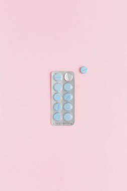 Pembe arka planda mavi haplarla su toplamış. Tıp konsepti, arkaplan. 