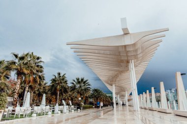 El Palmeral, Malaga, İspanya - 01.22.2021: Yağmurlu havada ilginç bir tente ve kaldırım levhası ile Malaga 'nın mermer gezinti alanı.