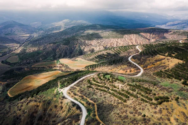 Dönek dağ yolu, yılanbalığı, en üst manzara. Hava fotoğrafçılığı. Dağ manzarası.