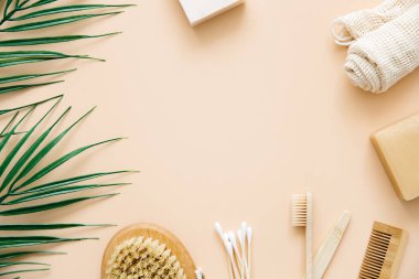 Çevre dostu arka plan, banyo aksesuarları: ahşap ve doğal kıllı fırçalar, bambu kulak çubukları, organik sabun, sünger taşı. Sıfır atık. Boşluğu kopyala.