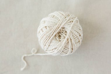 Beyaz yün iplik yumağı, yakın plan, üst görüş. Dikiş ve dikiş konsepti. Seçici odak.