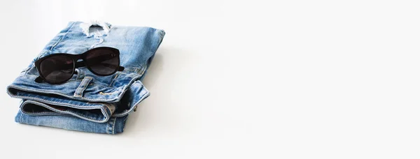 Blå Jeans Och Solglasögon Prydligt Vikta Vit Bakgrund Banner Kopiera — Stockfoto
