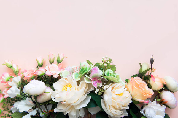 Цветы фон. Лето цветет тонкие пионы и розы, праздничный фон, пастель и мягкий букет цветочная открытка. Копирование пространства.