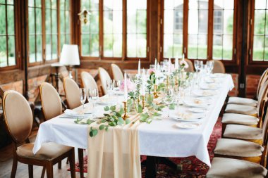 Doğum günü ya da düğün için kır tarzı şenlik masası, boho. Doğal renklerde dekorasyon. Seçici odak.