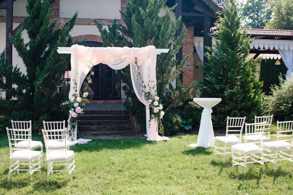 結婚式の装飾 自然界の結婚式のエリア 結婚式のアーチ 花々と透明椅子の詳細 — ストック写真