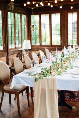 Doğum günü ya da düğün için kır tarzı şenlik masası, boho. Doğal renklerde dekorasyon. Seçici odak.