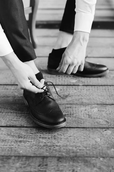 Zwart Wit Fotografie Een Jonge Man Trekt Zwarte Schoenen Aan — Stockfoto