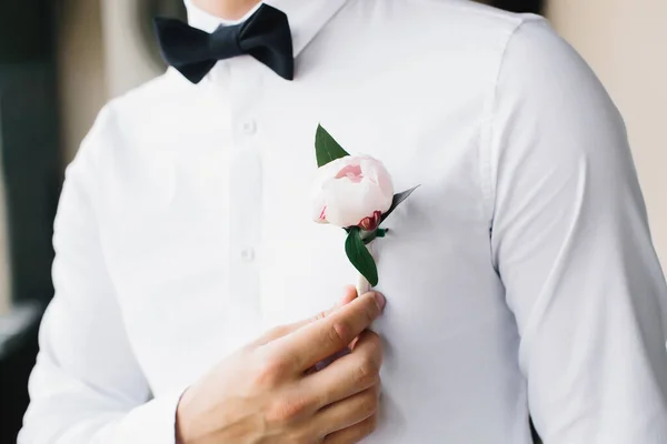 Novio Una Camisa Blanca Endereza Boutonniere Con Una Flor Peonía — Foto de Stock