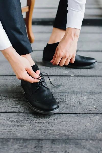 Jongeman Trekt Zwarte Schoenen Aan Stropdassen Close Van Mannelijke Handen — Stockfoto