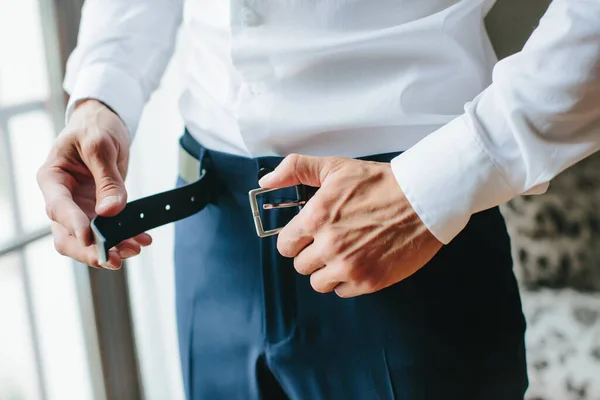 Een Jongeman Doet Een Zwarte Riem Zijn Broek Mannelijke Handen — Stockfoto