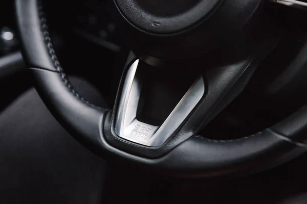 Airbag Belettering Zwart Lederen Stuur Van Een Moderne Auto Close — Stockfoto