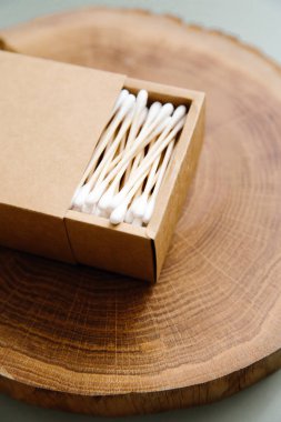 Doğal bambu pamuklu çubuklar, tahta bir yüzeyde kulak çubukları. Atık yok, çevre dostu yaşam tarzı yok, plastik yok. Seçici odak.