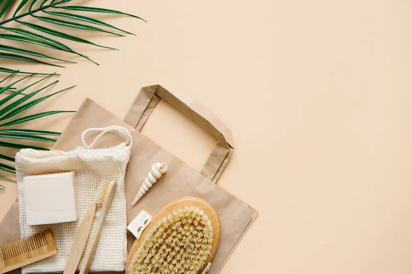 Çevre dostu banyo aksesuarları: bambu diş fırçaları, bambu kulak çubukları, organik sabun, bej arka planda yeniden kullanılabilir pamuk torbaları. Sorumlu tüketim konsepti. Spa, cilt bakımı. Boşluğu kopyala.