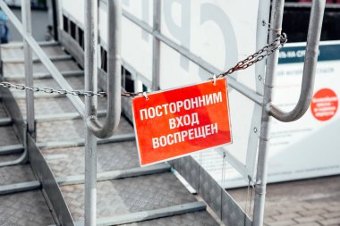 Gemiye giden merdiven. Üzerinde Rusça 'da 