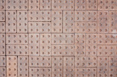 Görme engelli ve kör için zemin kiremitlerinin dokusu. Körler alfabesiyle kaplı bir sokak..