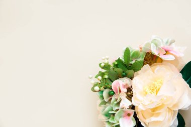 Çiçek arka planı. Yaz çiçekleri narin şakayıklar ve güller, şenlikli arka plan, pastel ve yumuşak buket çiçekleri. Boşluğu kopyala.